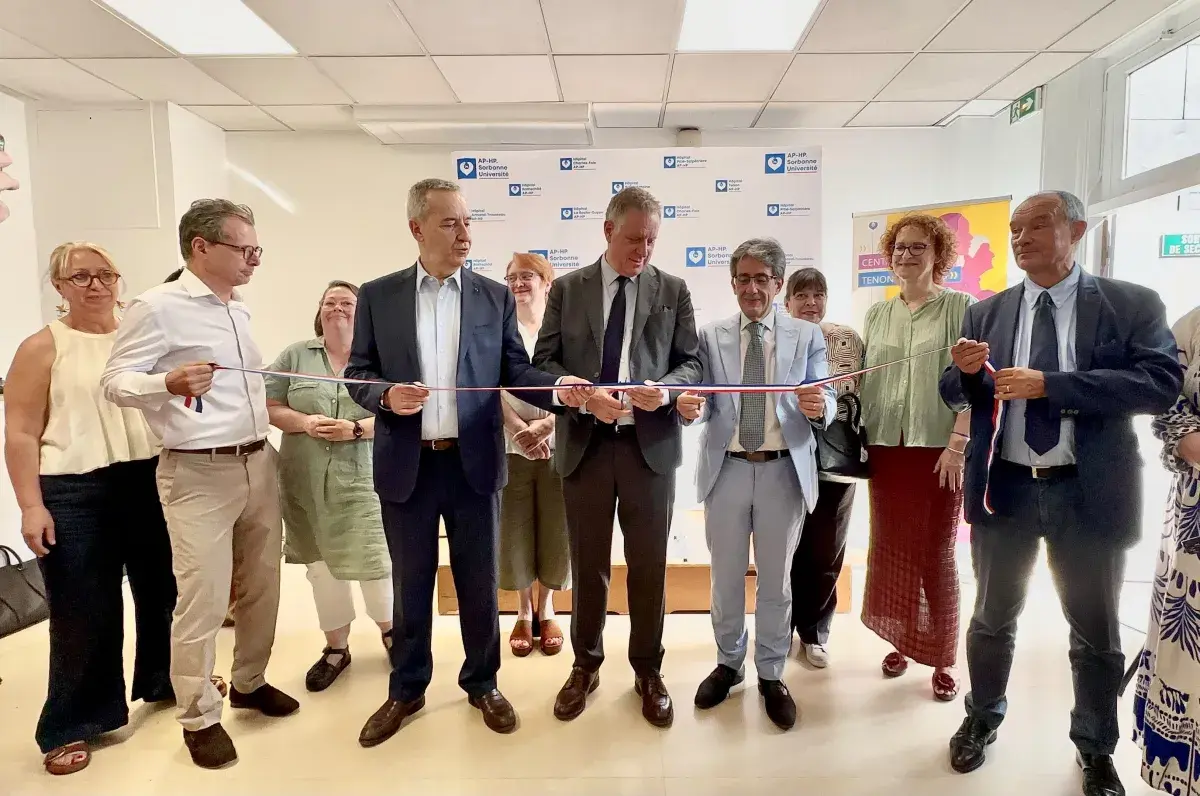 Les institutionnels coupent le ruban à l'inauguration.