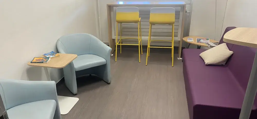 Fauteuils et canapé du salon des familles.