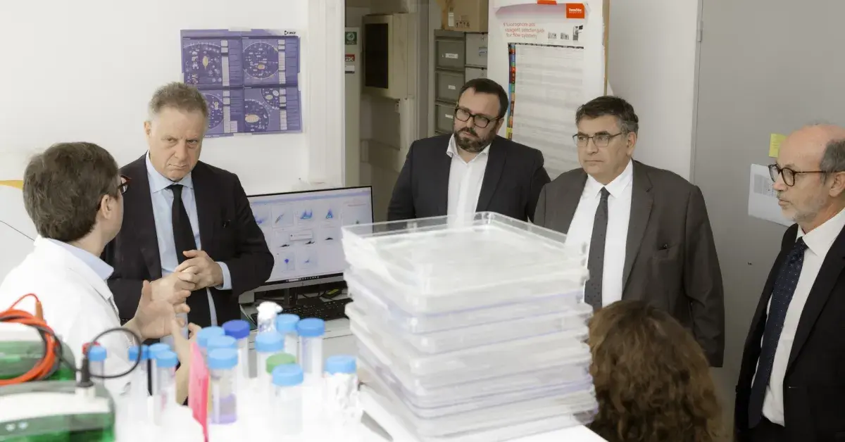 Le directeur général de l'AP-HP et le président directeur général de l'INSERM, dans le cadre du renouvellement partenariat INSERM AP-HP
