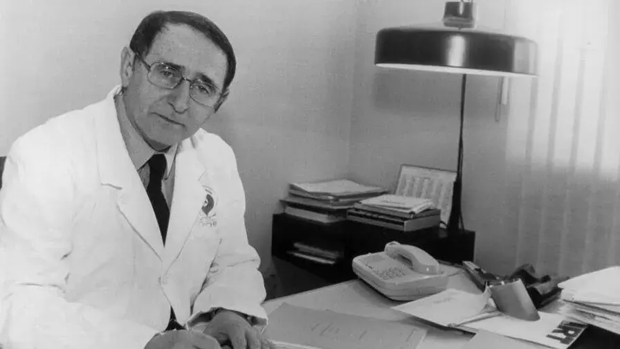 Portrait du professeur Adolphe Steg dans son bureau de l'hôpital Cochin, le 12 avril 1989, à Paris. 