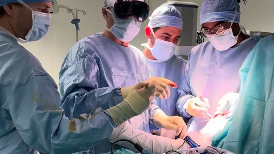 Réalité mixte et IA au service de la chirurgie orthopédique 