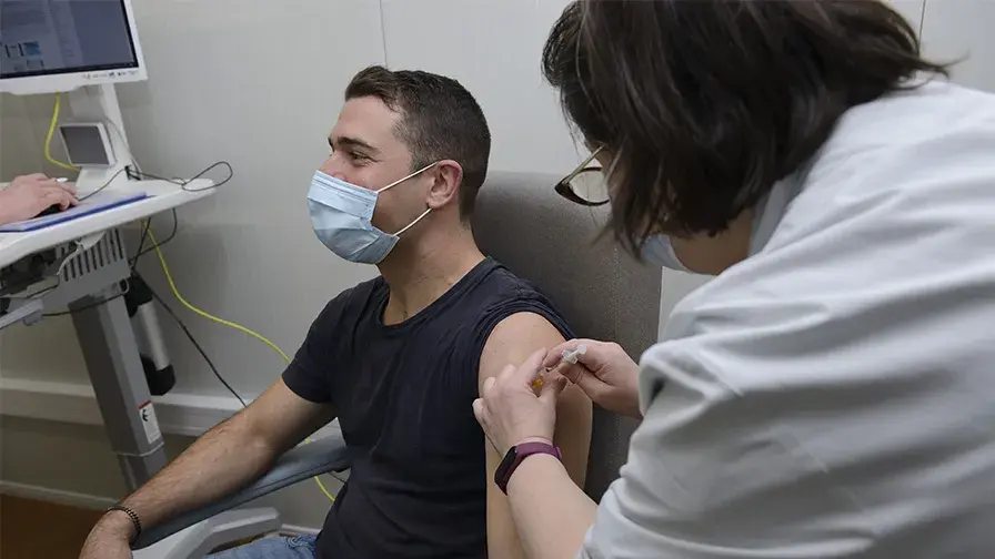 Un patient vacciné à l'AP-HP.