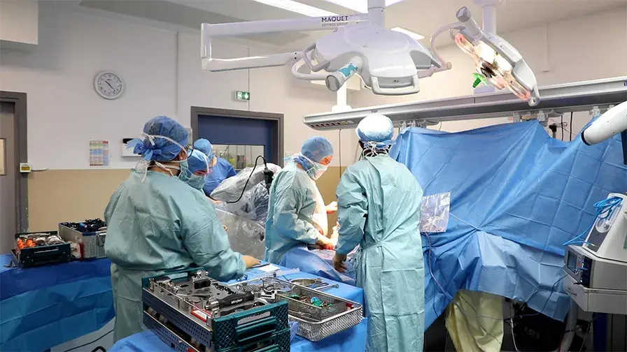 Interventions de prothèse totale de genou à l’aide d’un robot chirurgical à l’hôpital Lariboisière – Fernand-Widal AP-HP 