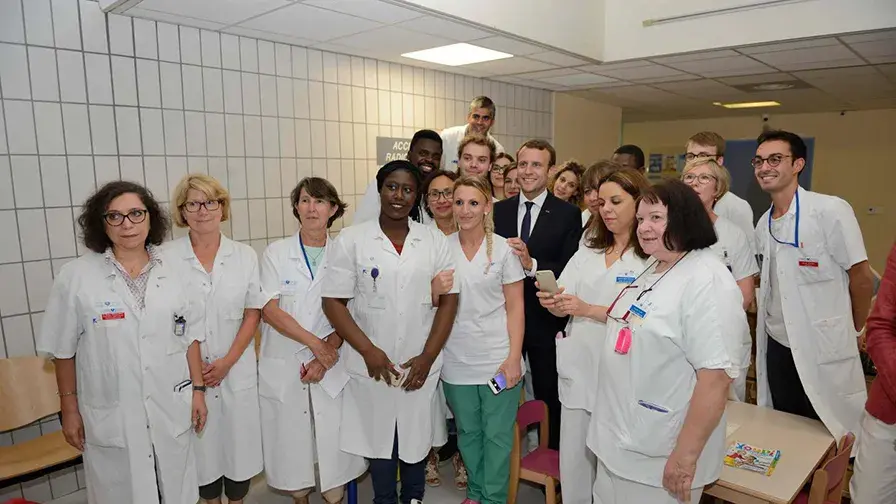 Le président de la République a visité l'hôpital Robert-Debré 