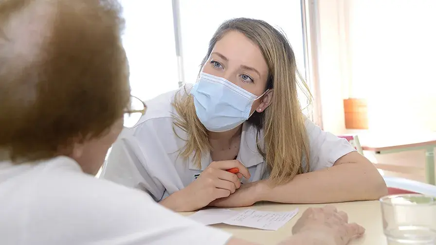 médecin discutant avec un patient