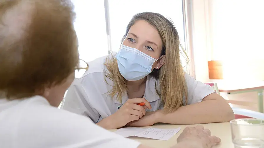 Médecin en consultationn à l'hôpital