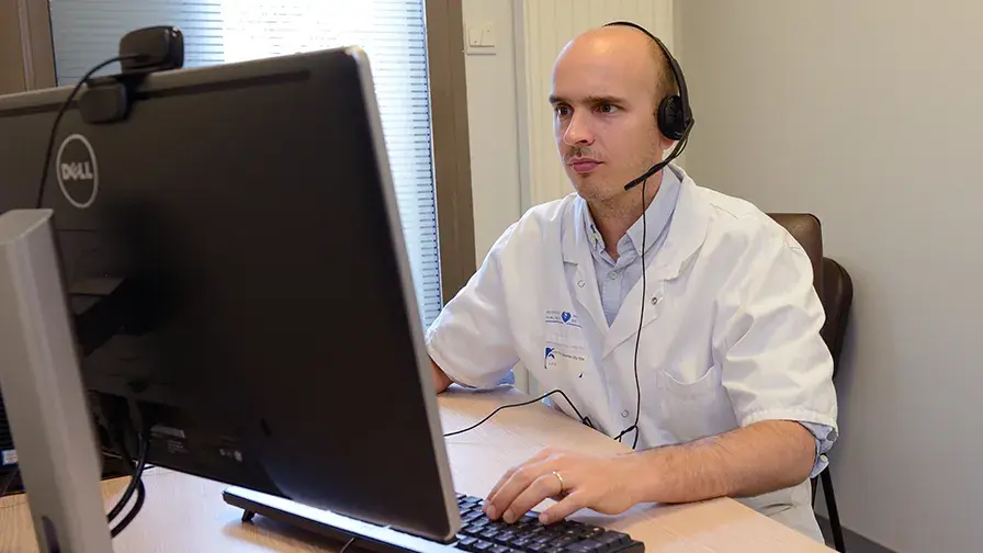 Médecin en téléconsultation