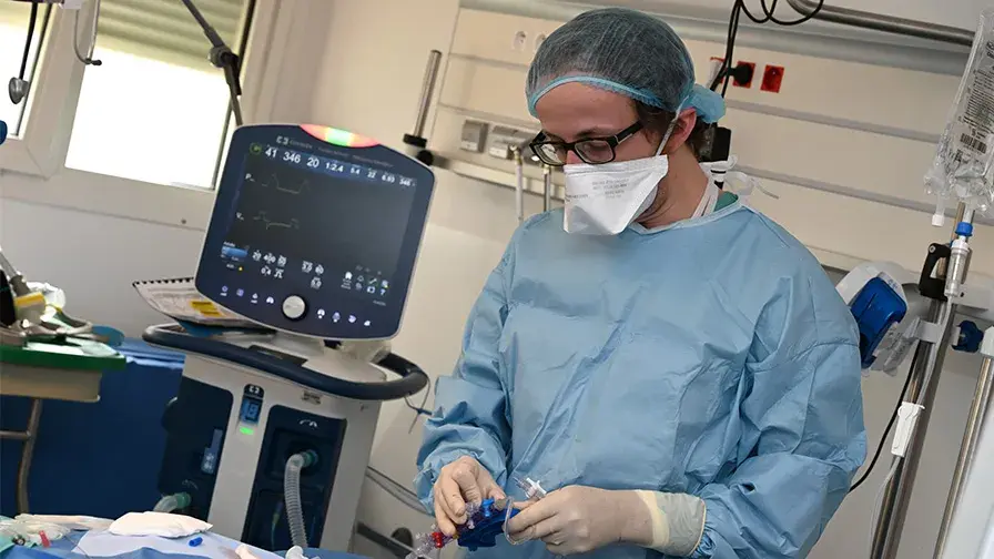 Médecin dans un service de réanimation