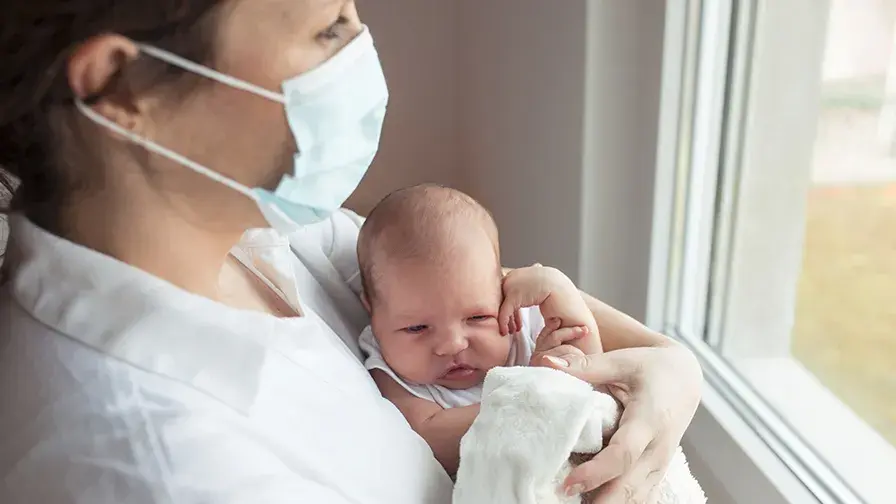 Un mère et son nourisson