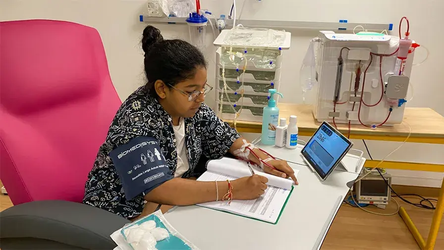Soraya, première patiente à bénéficier du programme d'hémodialyse pédiatrique à domicile, en formation à l'hôpital Robert-Debré AP-HP