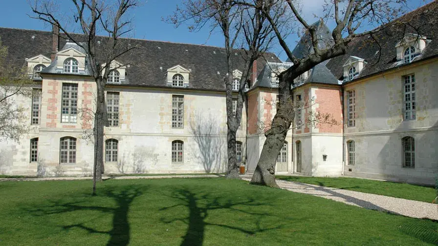 Cour carré, partie ancienne de l'hôpital Saint-Louis