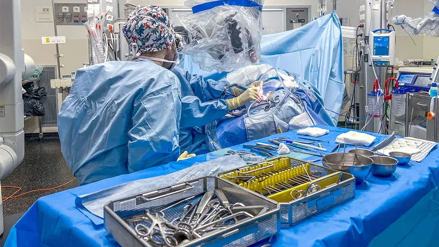 Réhabilitation simultanée et avec succès d'une surdité totale 