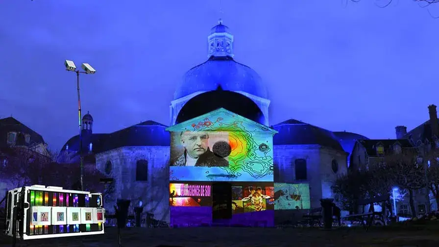 L’œuvre holographique Tournons En Corps de Cyril Vachez projetée sur la chapelle Saint-Louis de l’hôpital Pitié-Salpêtrière – AP-HP 