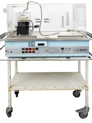 MMS, Couveuse pour Fécondation In Vitro (FIV), 1982, H. 63 cm x L. 108 cm x Pf. 57 cm, métal peint assemblé de matières plastique, Musée de l’Assistance publique – Hôpitaux de Paris, inv. AP 2005.4.1 ©MNHN-JC-Domenech