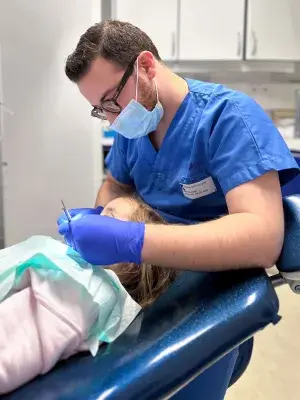 Un médecin soigne une jeune patiente.