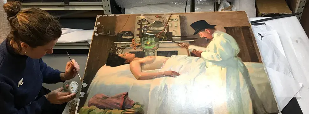 Restauration peinture, Annika Roy